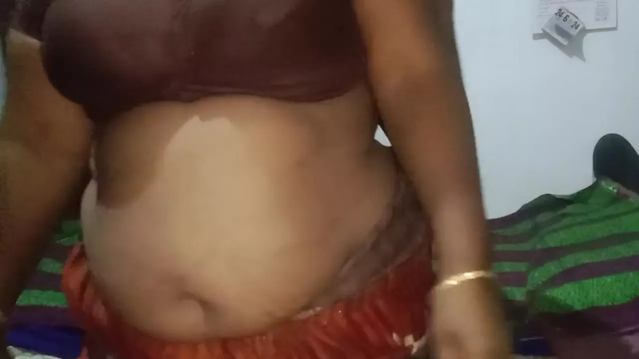 A young aunty's bold look