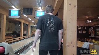Guy Penetrates Attractive Beauty While Cuckold Plays Bowling