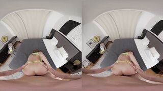 MILF Naomi Bennet Shows You How She Touches Herself