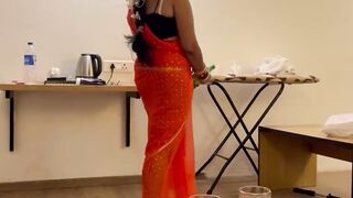 Fat Ass Indian Stepmom Lifted Her Saree to Ride Stepson’s BBC Like a Professional Dick Rider