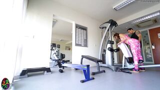 FOTTIMI IN PALESTRA TI PREGO! Giovane Italiana squirta sul cazzo di un ragazzo straniero DIAL. ITA