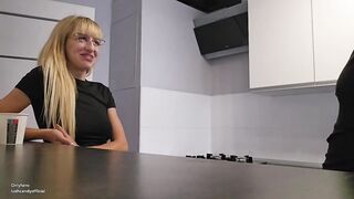 Studentka Wynajmuje Mieszkanie Na Specjalnych Warunkach. Polskie Dialogi