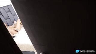 Joven se folla a su madrastra al verla masturbándose sola cuando la espia