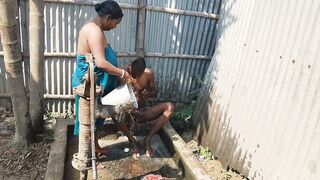 Indian desi house bhabhi ke sath nahaya