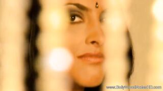 Indian babe flashes tits during erotic dance