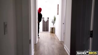 HQ4K - 2 B́.B́.Ć.'ś Íńt́ŕúd́éŕś F́óŕ Ýóúńǵ H́ót́t́íé