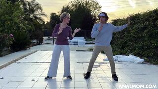 A young guy went to his neighbor milf for a workout, during which they both got excited ????