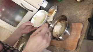 Голая готовка. Обнаженная мамочка Милф готовит очередное блюдо в кухне без трусов. Пися Сиськи Попка