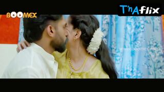 Perariyaatha Vanitha Butt, Breasts Scene in Eattathi