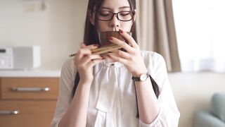094 (CN Sub) 看到女友妹妹洗完澡 無防備的性感居家服