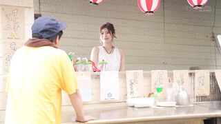 232 慾求不滿的巨乳女大學生在海邊的短期打工中，被聚集在海灘男人們的肌肉跟汗水…