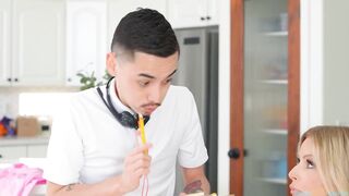 Danielle Renae – Moms Assistant Does Anything