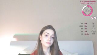 Een Ondeugende Volwassen Vrouw Knielt Op Zijde En Laat Haar Gladde Anaalplug Langzaam Tussen Haar Benen Verdwijnen Tijdens Een Geheim Laat Uur