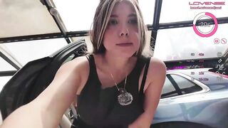 Eine Schüchterne Tätowierte Camgirl Wird Geil Durch Freche Zuschauerwünsche Und Reizt Dabei Ihren Engen Anus Im Stillen Morgenlicht