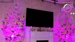 Die Sinnliche Rothaarige Camgirl Zeigt Schöne Brüste Und Reizt Ihre Glatte Muschi Für Private Mitglieder Bei Gedämpftem Licht