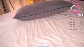 Eine Verführerische Gepiercte Schönheit Reibt Ihre Heiße Muschi An Einem Toy Während Einer Intimen Webcamshow Unter Sanften Abendlichtern