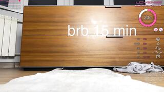 Die Leidenschaftliche Camgirl Zeigt Ihre Runden Brüste Und Reitet Ein Saugtoy Für Hingebungsvolle Bewunderer Mit Frecher Gelassenheit