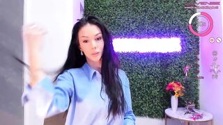 De Eenzame Donkere Vrouw Spreidt Haar Benen En Masturbeert Terwijl De Camera Elke Kreun Vastlegt Met Onweerstaanbaar Zelfvertrouwen