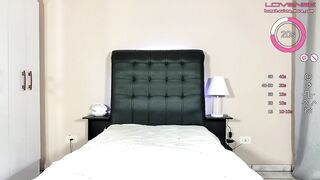 De Sensuele Zijdezachte Camgirl Speelt Met Haar Clitoris Terwijl Gretige Online Kijkers Haar Bewegingen Volgen Onder Fluwelen Schaduwen