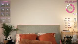 Een Atletische Verleidster Wrijft Haar Hete Kut Tegen Een Krachtige Wand In Een Intieme Webcamshow In Een Intense Nachtelijke Sfeer