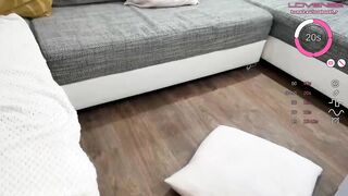 Het Stoute Model Buigt Over De Fauteuil Terwijl Een Krachtige Wand Haar Kut Naar Een Orgasme Brengt In Haar Geheime Toevluchtsoord