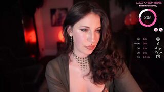 Het Stoute Model Buigt Over De Fauteuil Terwijl Een Krachtige Wand Haar Kut Naar Een Orgasme Brengt Met Tedere Verwachting